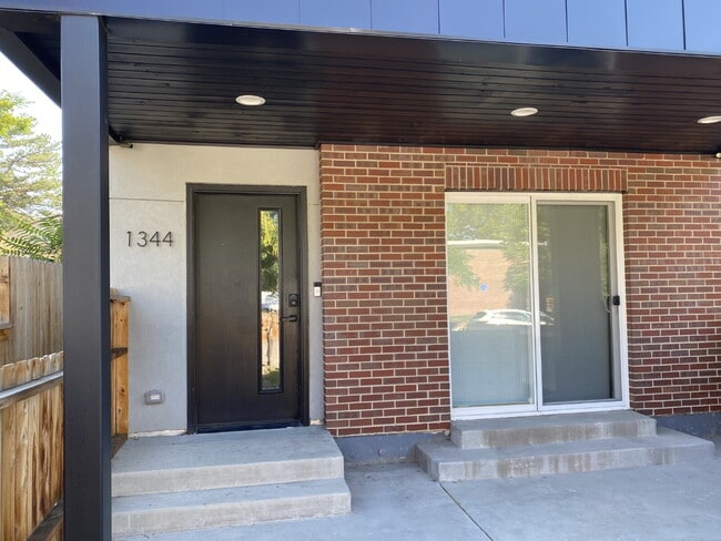 Building Photo - Beautiful, newer (2024) townhome in the de...