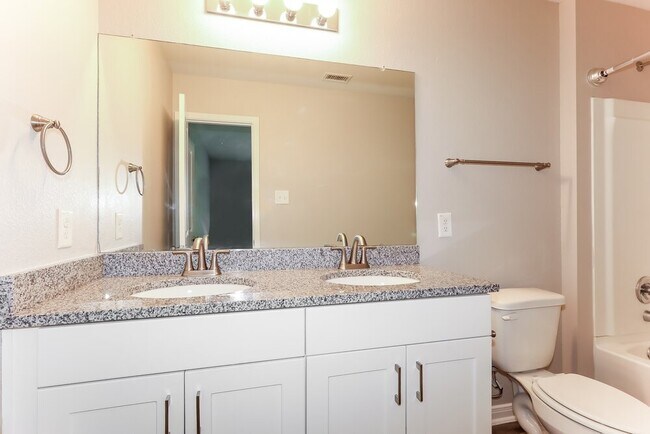 Building Photo - 15653 Del Norte Dr