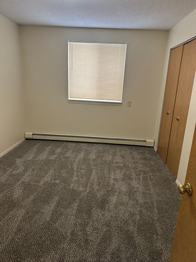 Building Photo - Three Bedroom Apartment Great Location!