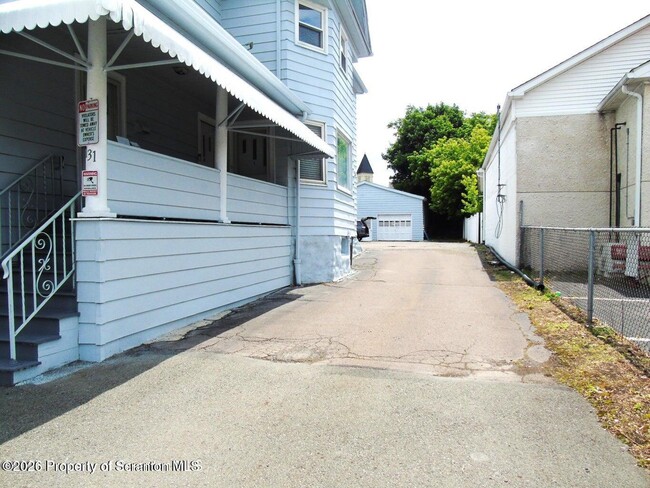 Building Photo - 131 S Blakely St