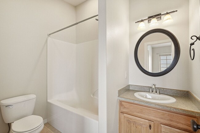 Building Photo - Spacious Sun-filled 3 bed 2.5 Bath Townhouse