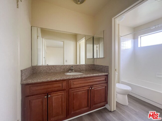 Building Photo - 331 S Gramercy Pl