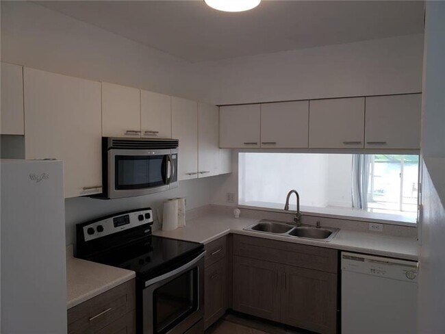 Building Photo - 4963 SW 31st Ave