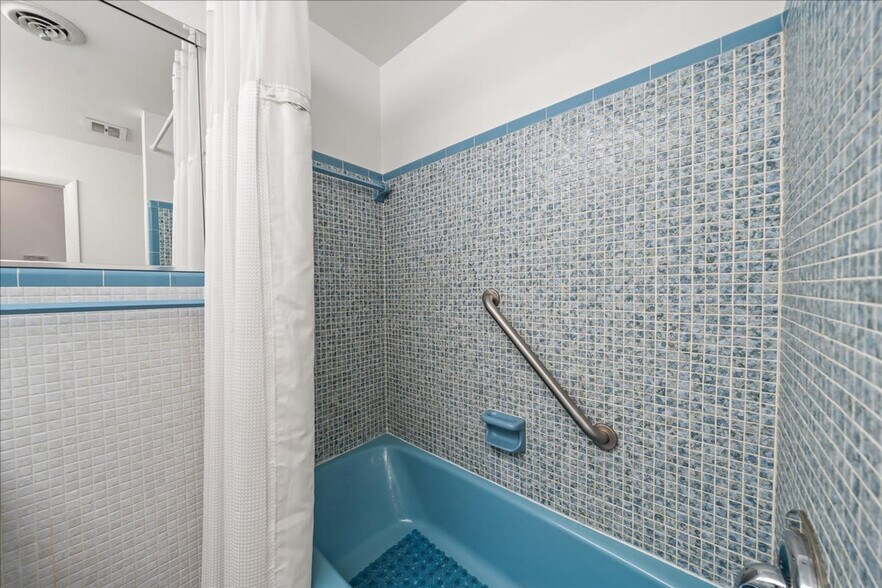 Building Photo - 17 Country Club Rd