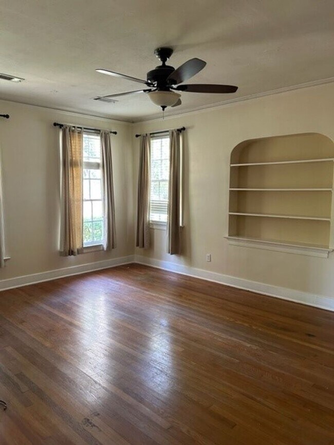 Building Photo - Beautiful Spacious Updated Home In Belhave...