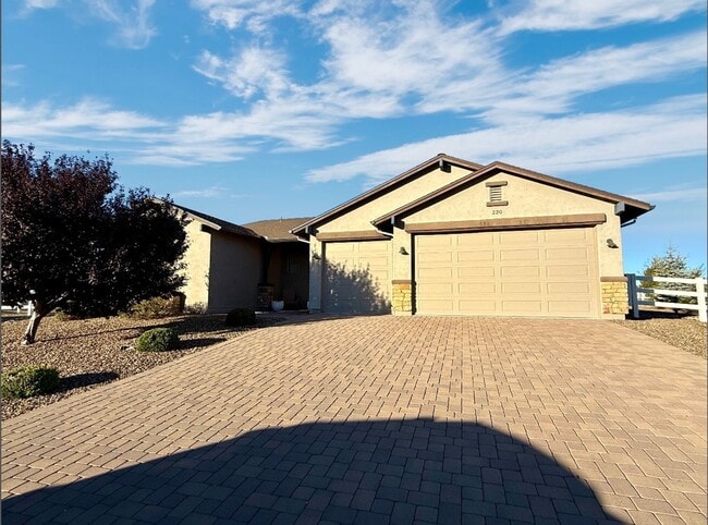 Building Photo - Gorgeous home in Chino Valley