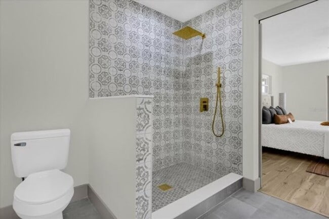 Building Photo - Newly Renovated, Luxurious 4 Bedroom 3 Bat...