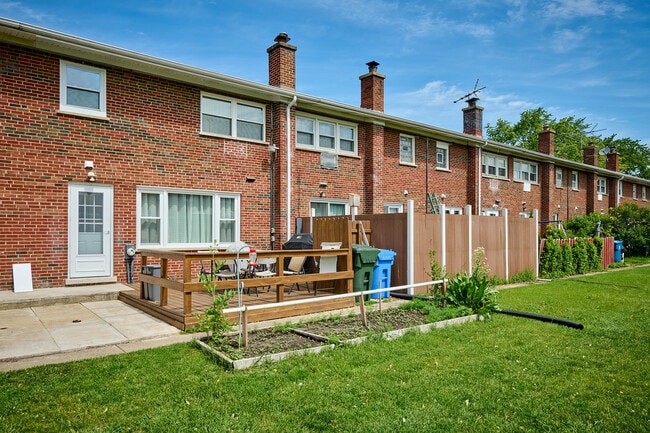 Building Photo - 926 N Boxwood Dr