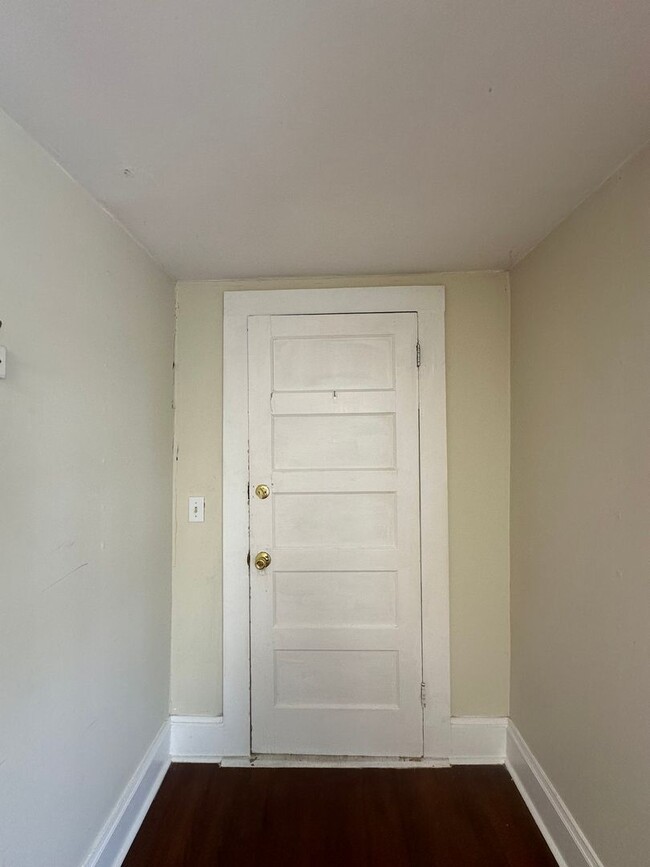 Building Photo - 2 Bed 1 Bath Apartment with Historic Charm