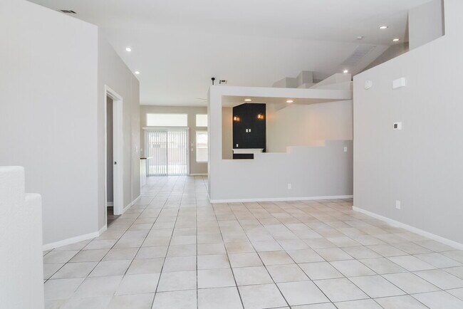 Building Photo - 403 Royal Greens Dr