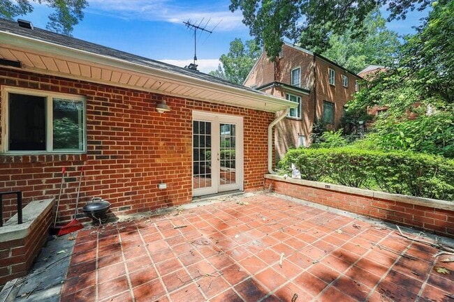 Building Photo - 1824 Allison St NW