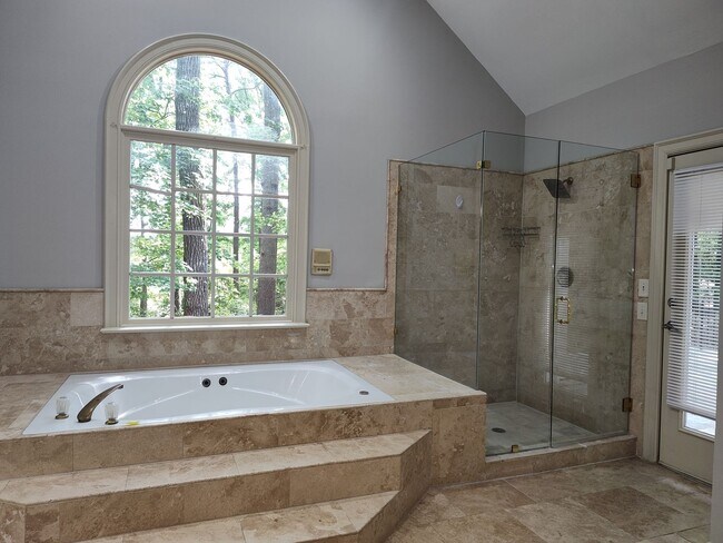 Building Photo - Stunning home located in the Popular Piper Glenn Community!