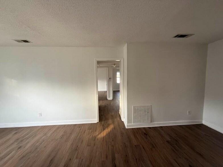 Building Photo - 802 Apache St