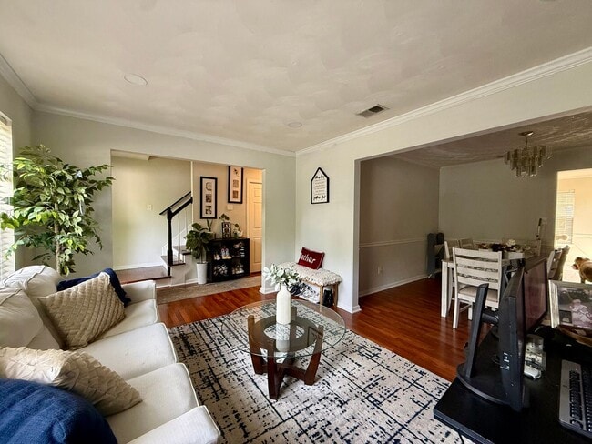 Building Photo - Beutifully updated 4 bed 2.5 bath home with large yard!