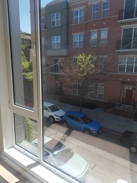 Building Photo - 425 3rd St
