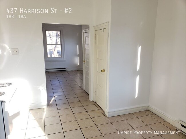 Building Photo - 2nd Floor-1 Bedroom/ 1 Bathroom Apartment ...