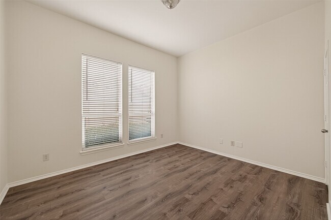 Building Photo - 14927 Tuttle Point Dr