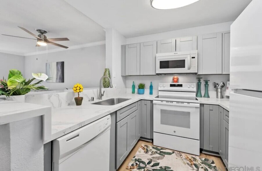 Building Photo - 8889 Caminito Plaza Centro