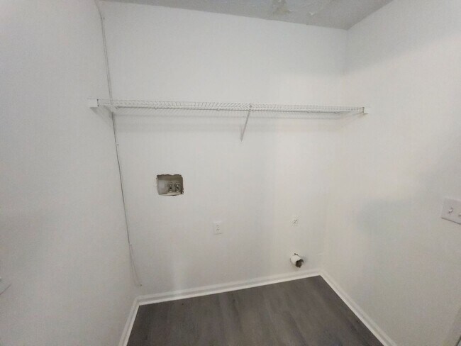 Building Photo - 3-Bedroom, 2.5-Bath Home in Desirable Lith...