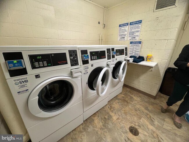 Building Photo - 100 West Ave