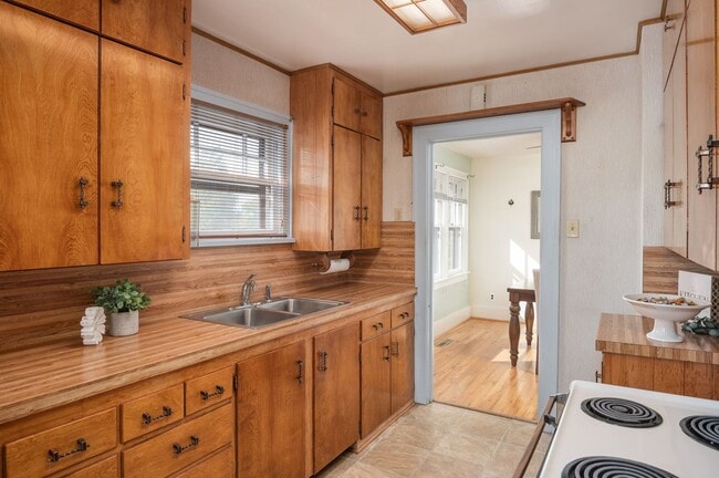 Building Photo - 3 BEDROOMS, 1.5 BATH HOME, CLOSE TO HOSPITAL AND DOWNTOWN!