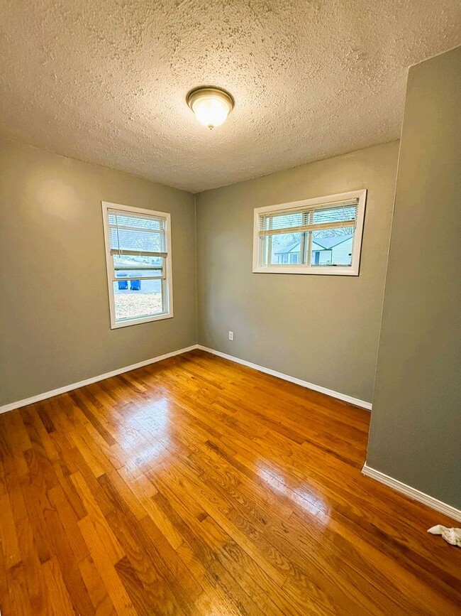 Building Photo - Spacious 3 Bedroom Rental in Florissant - Located on a cul-de-sac!