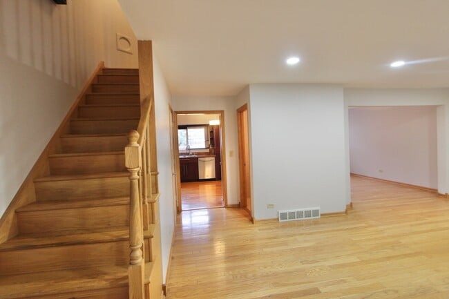 Building Photo - 7108 W Niles Ave