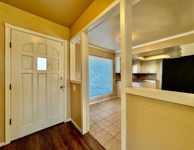 Building Photo - 2200 W Rockypoint Dr