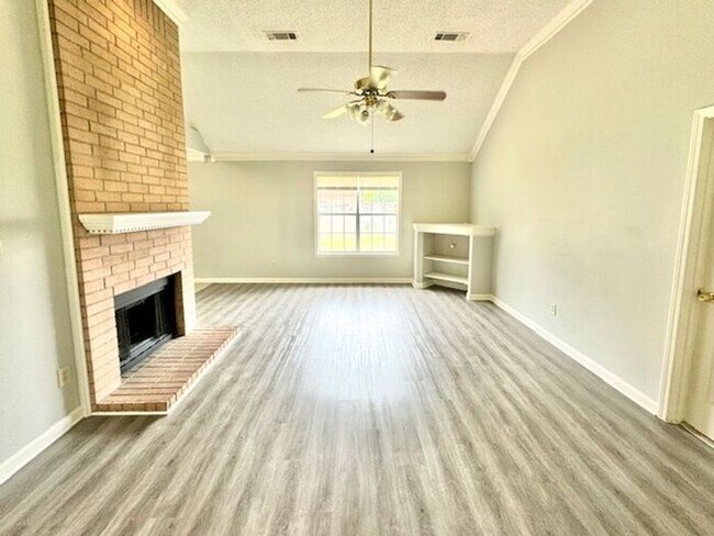 Building Photo - Renovated Homme! Southeast Memphis- Now Le...