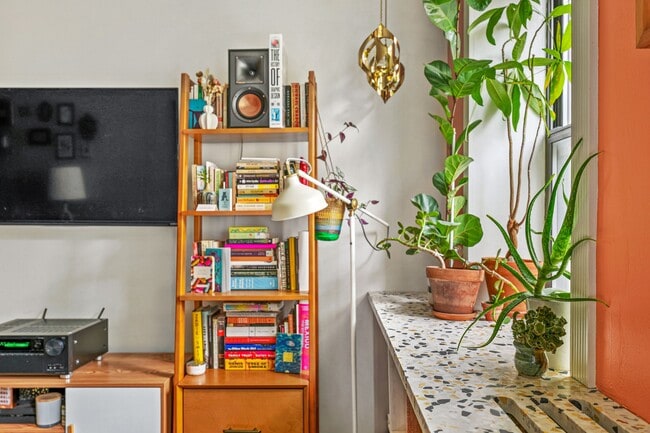 Building Photo - 507 E 12th St