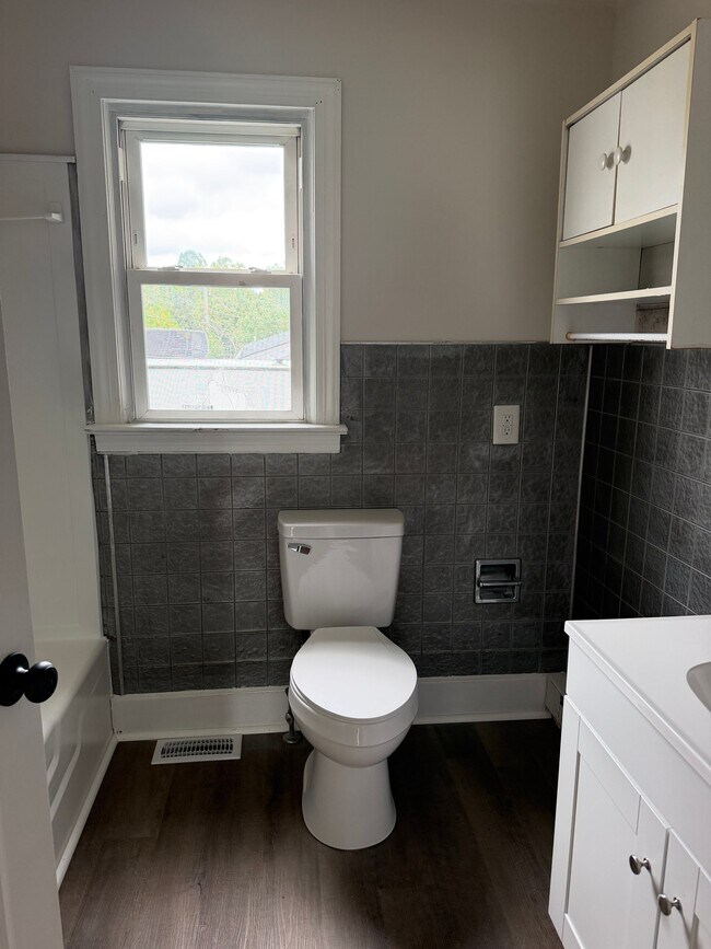 Building Photo - 264 Jenny Wren Dr