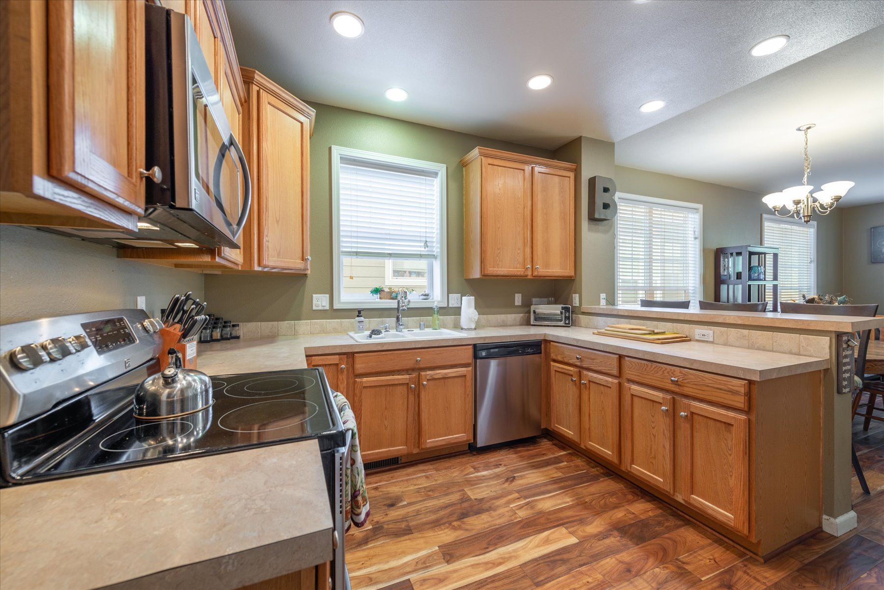 Fully Equipped Kitchen - 11297 Wolverine Cir