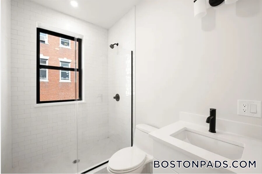 Building Photo - 176 Salem St