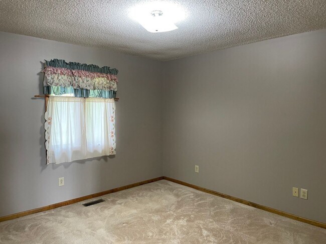 Building Photo - Three Bedroom Brick Ranch in Terrell with beach access to Lake Norman