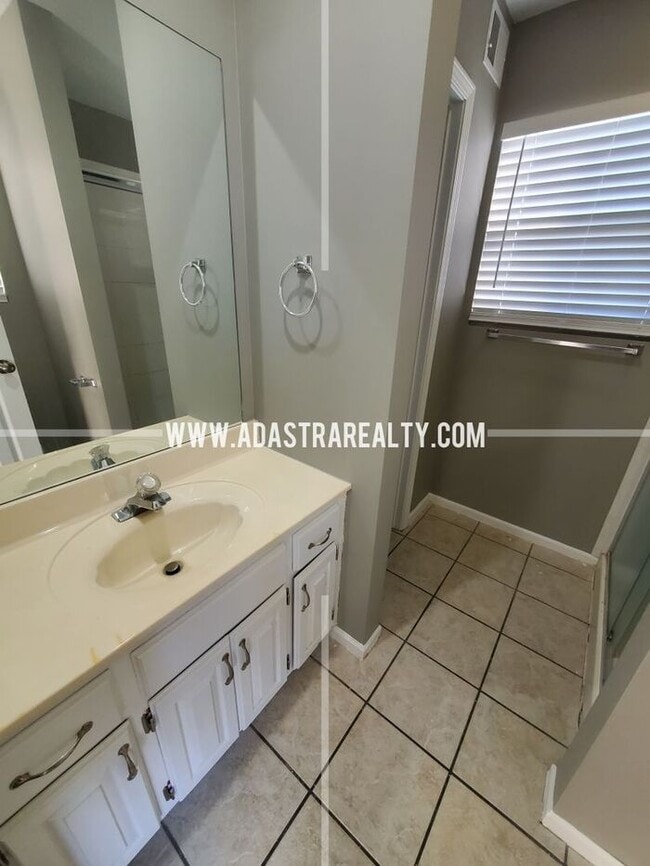 Building Photo - Spacious Duplex in the Heart of Olathe-Ava...