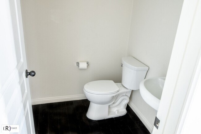 Building Photo - Lovely tri-level condo located in the gated community of Bellafina