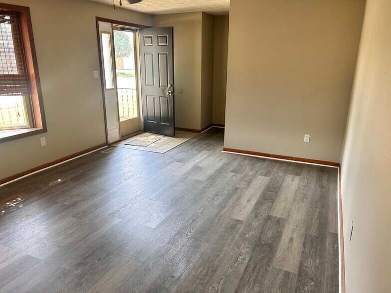 Living Room - 916 Hile Ln