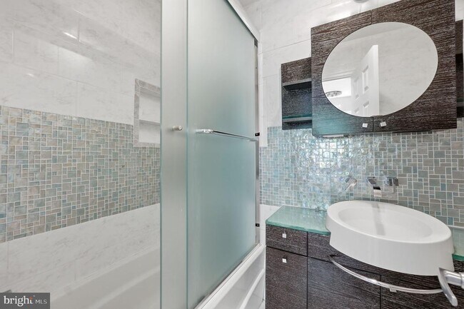 Building Photo - 8562 Tyrolean Way
