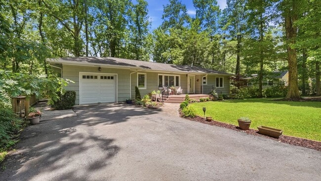 Building Photo - Charming Signal Mountain Home