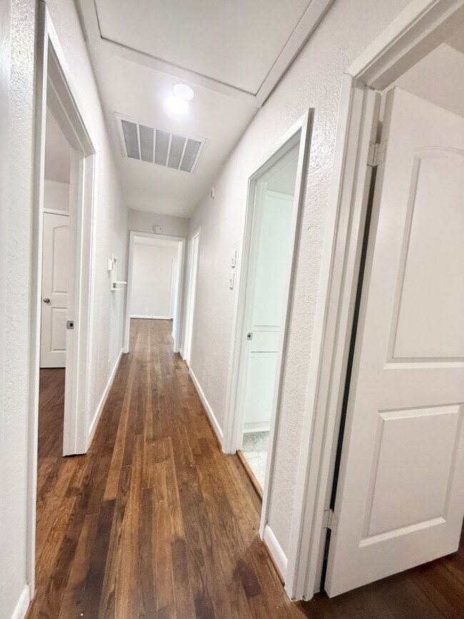 Building Photo - Adorable 3/1/1 Home in Lake Jackson !