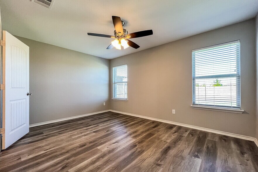 Building Photo - 1021 Decker Dr