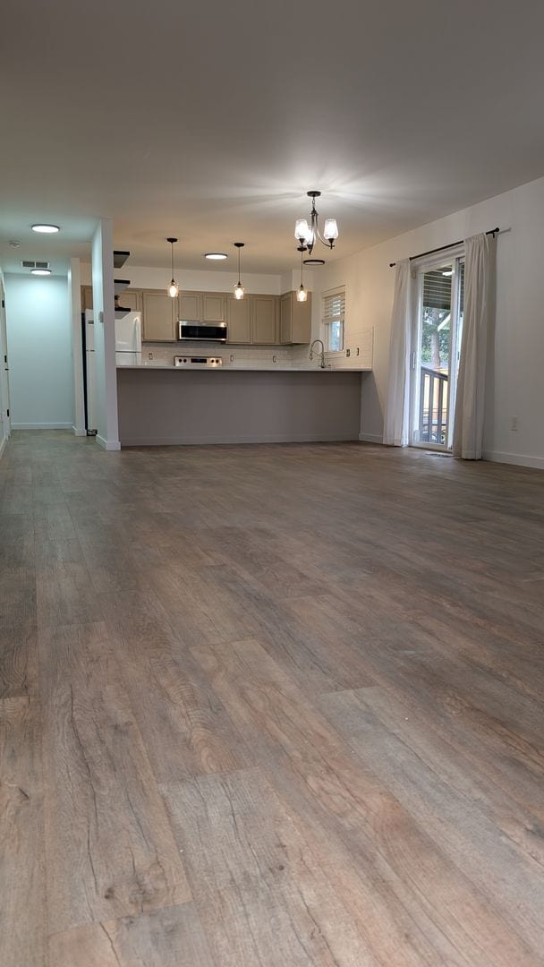 Building Photo - 3 Bedroom Charmer