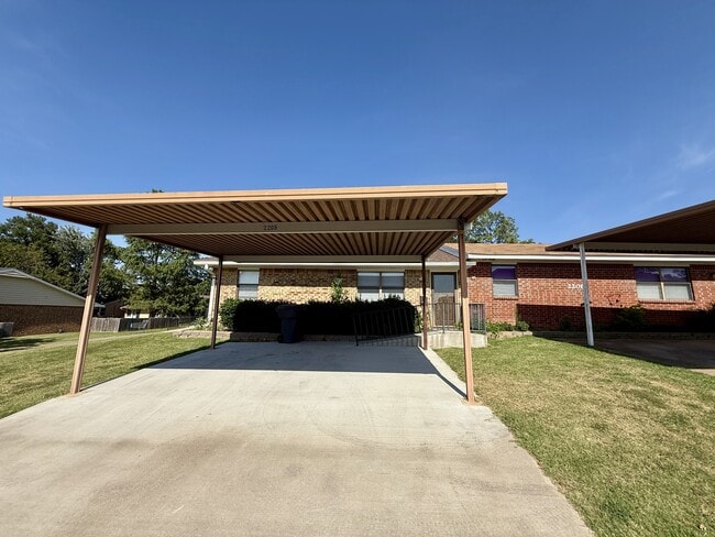 Building Photo - 2208 Shenandoah Dr