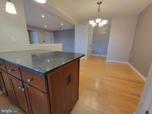 Building Photo - 4151 S Four Mile Run Dr