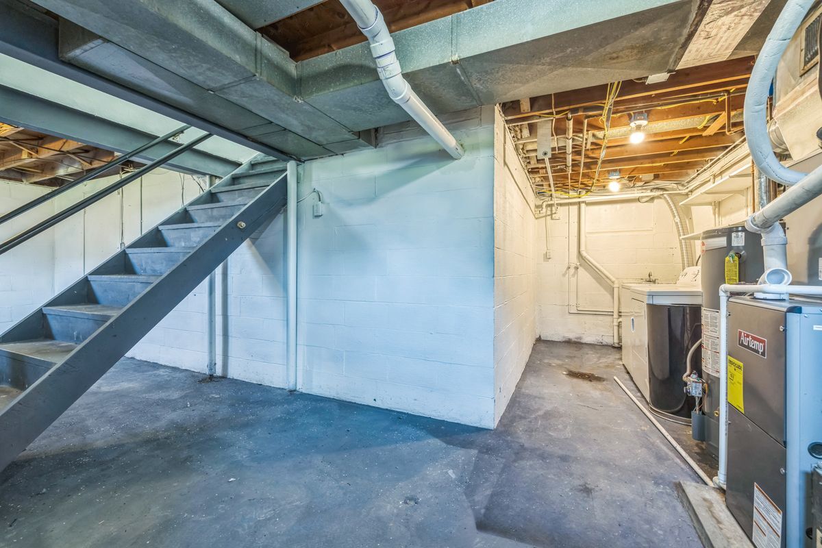 Building Photo - 1611 Alverado Ave