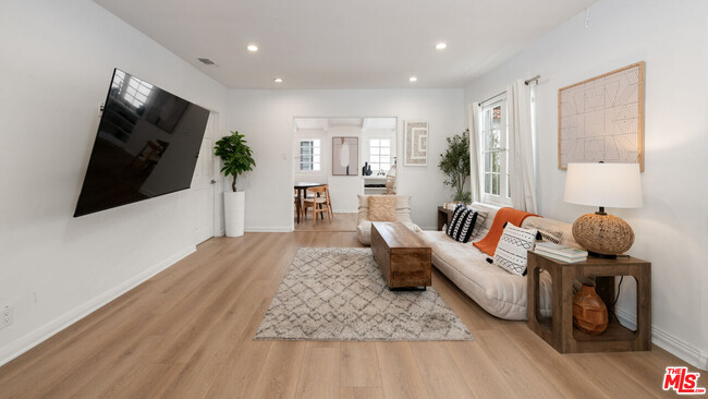 Building Photo - 239 S Doheny Dr