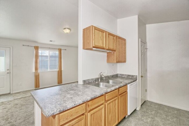 Building Photo - Charming 3 Bed, 2 Bath Townhome in Orchard...