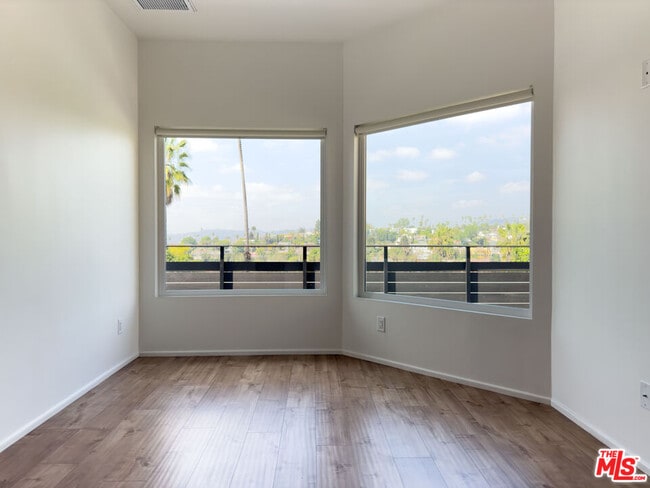 Building Photo - 845 N La Fayette Park Pl