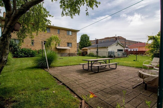 Building Photo - 2625 Robertson Ave