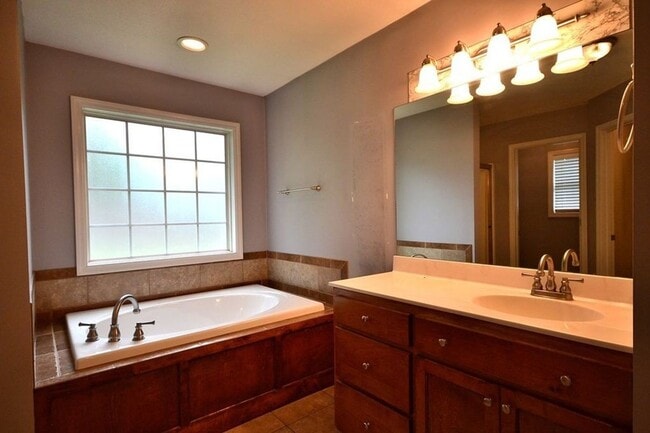 Building Photo - Spacious 3-Bedroom Home with Modern Amenities in Valdosta! Fenced in Backyard!